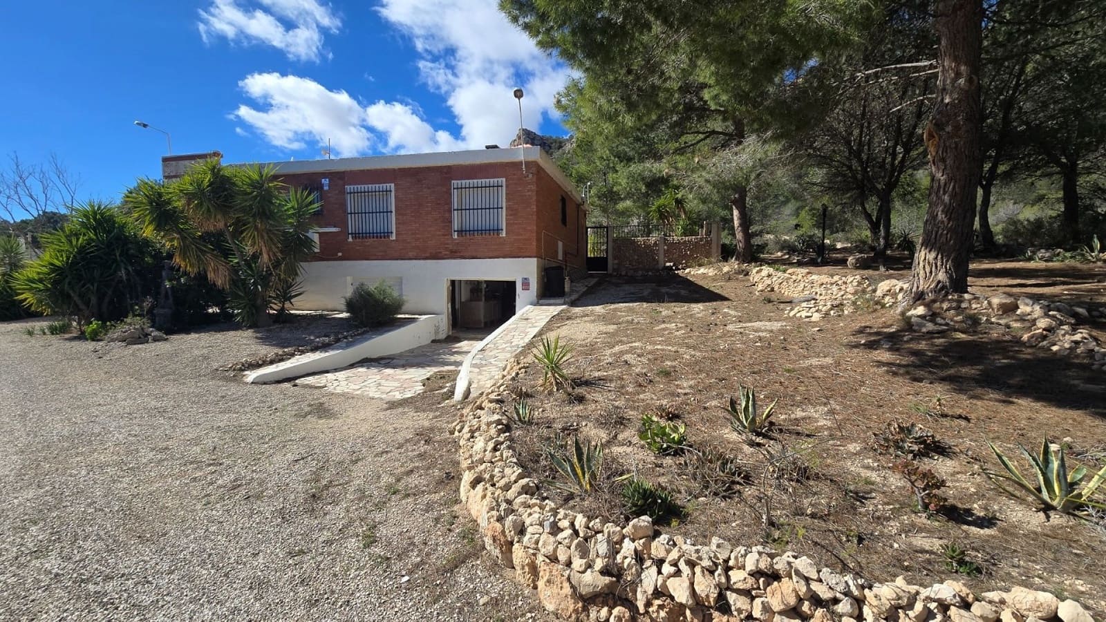 4 sypialnia Willa na sprzedaż w Sax z basenem garażem - 260 000 € (Ref: 10048392)