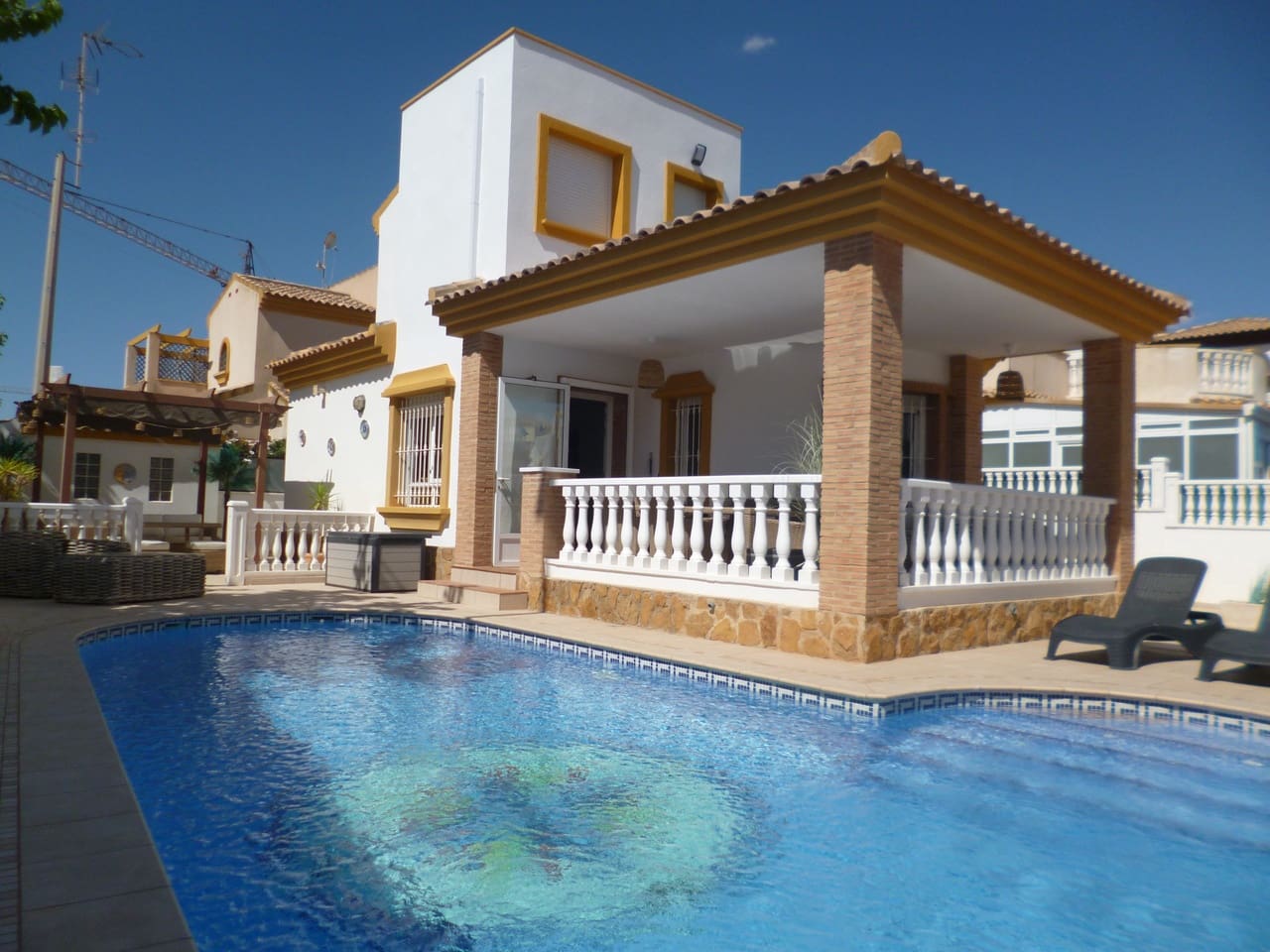Chalet de 4 habitaciones en Pilar de la Horadada en venta con piscina - 395.000 € (Ref: 10130293)