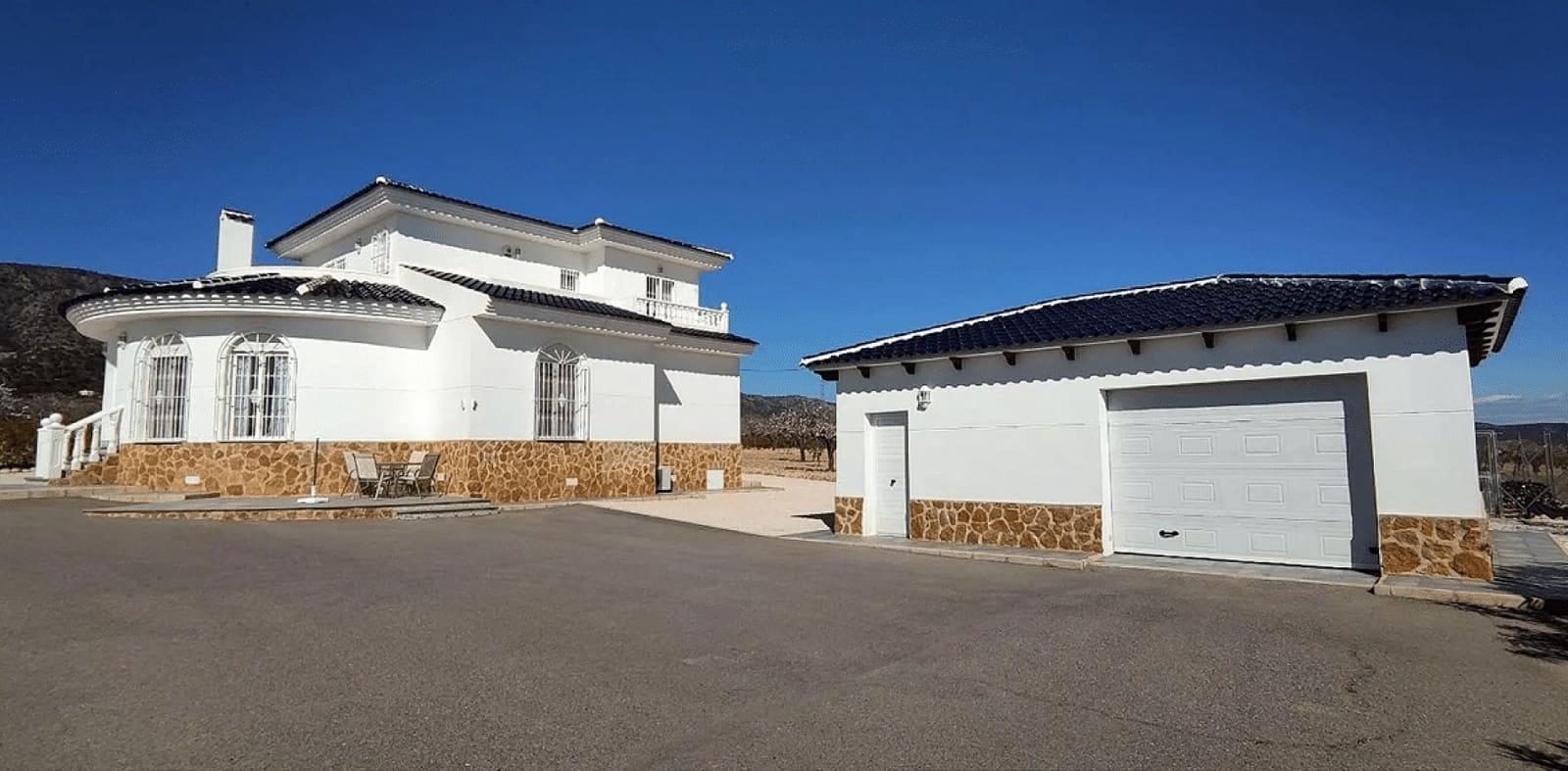 4 bedroom Villa for sale in Pinoso with pool garage - € 475,000 (Ref: 7599396)