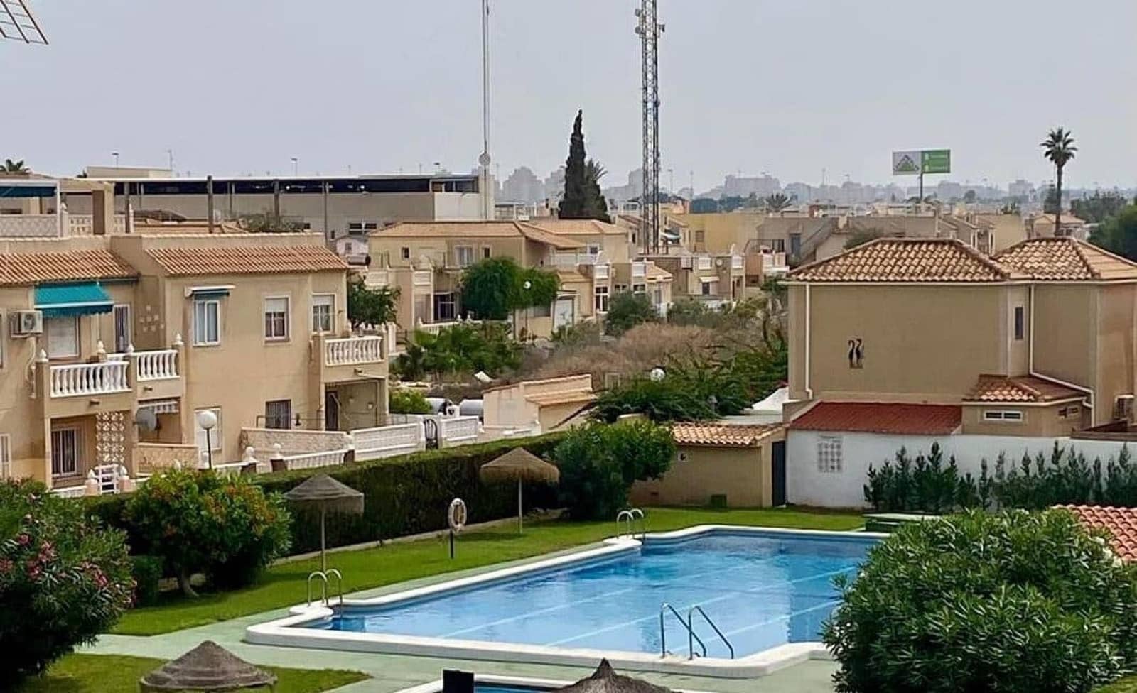 Bungalow de 2 habitaciones en Torrevieja en venta con piscina - 119.995 € (Ref: 8571903)