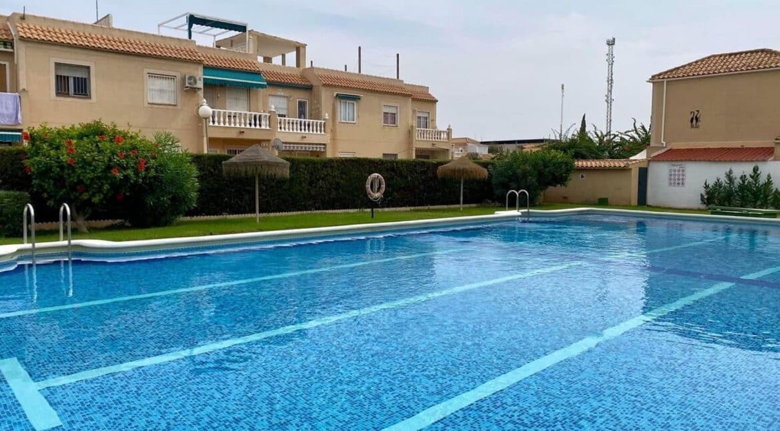 Bungalow de 2 habitaciones en Torrevieja en venta con piscina - 119.995 € (Ref: 8571903)