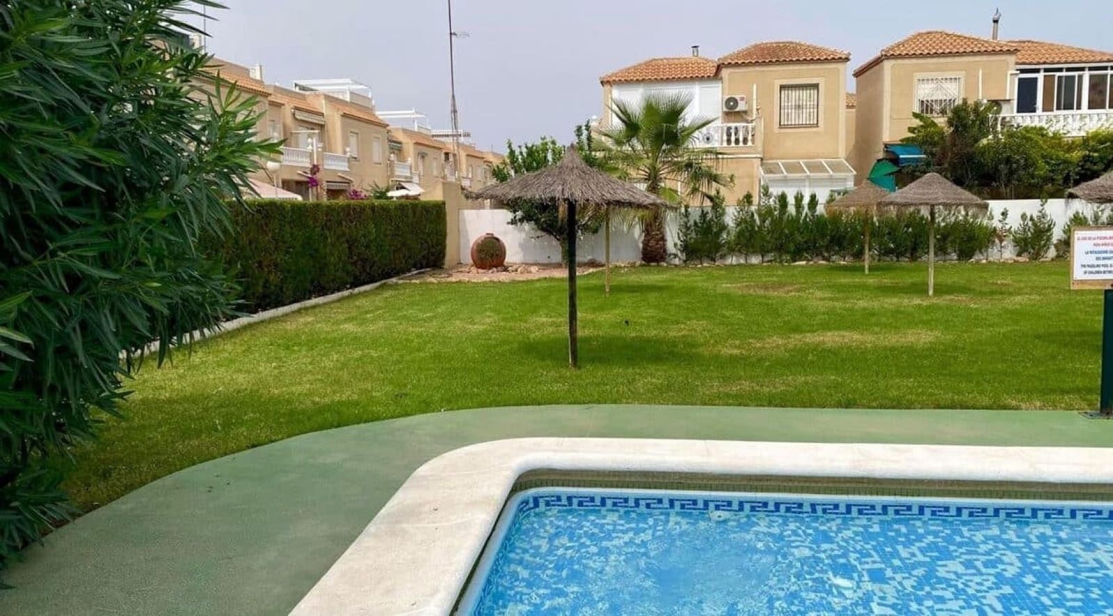 Bungalow de 2 habitaciones en Torrevieja en venta con piscina - 119.995 € (Ref: 8571903)