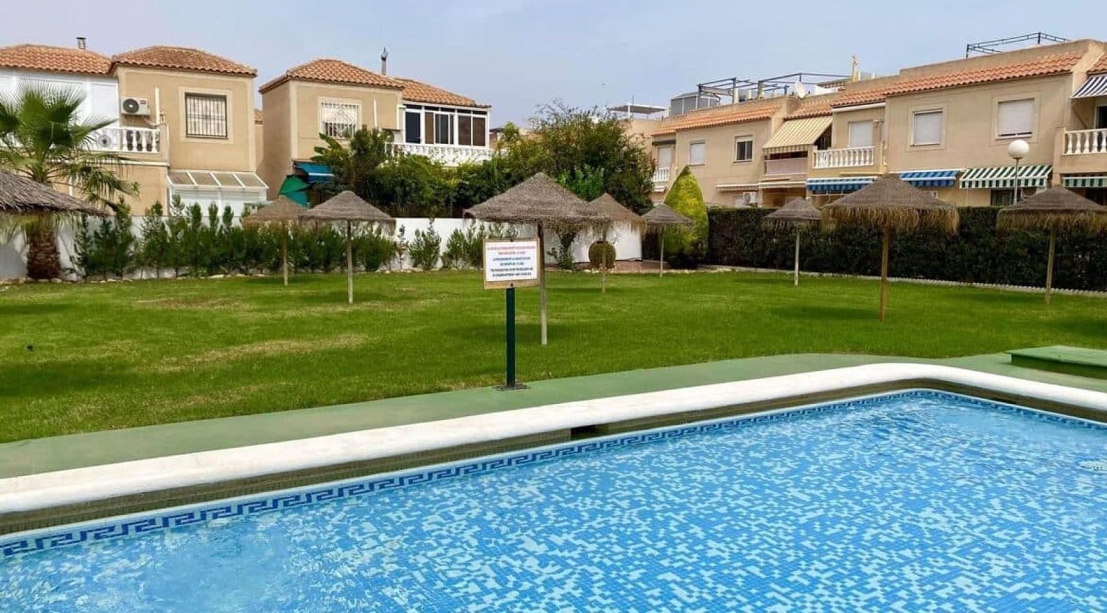 Bungalow de 2 habitaciones en Torrevieja en venta con piscina - 119.995 € (Ref: 8571903)