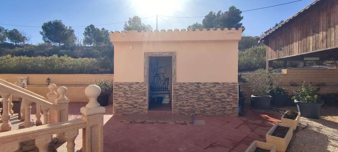 3 bedroom Villa for sale in Pinoso with pool - € 399,995 (Ref: 8953099)