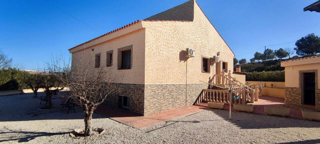 3 bedroom Villa for sale in Pinoso with pool - € 399,995 (Ref: 8953099)
