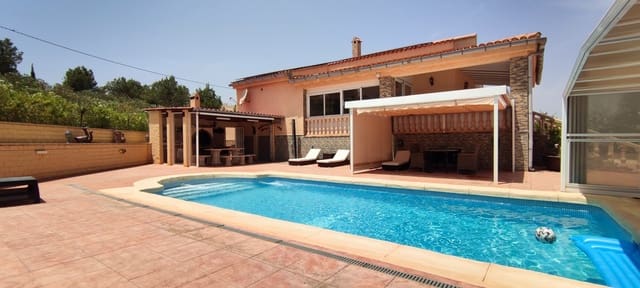 Chalet de 3 habitaciones en Pinoso en venta con piscina - 399.995 € (Ref: 8953099)