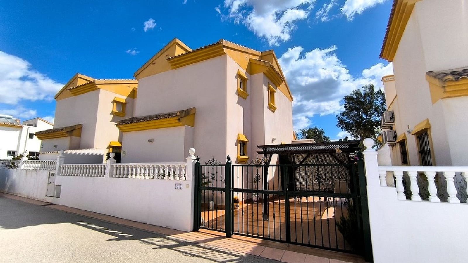 3 bedroom Villa for sale in Guardamar del Segura with pool - € 269,000 (Ref: 8953445)