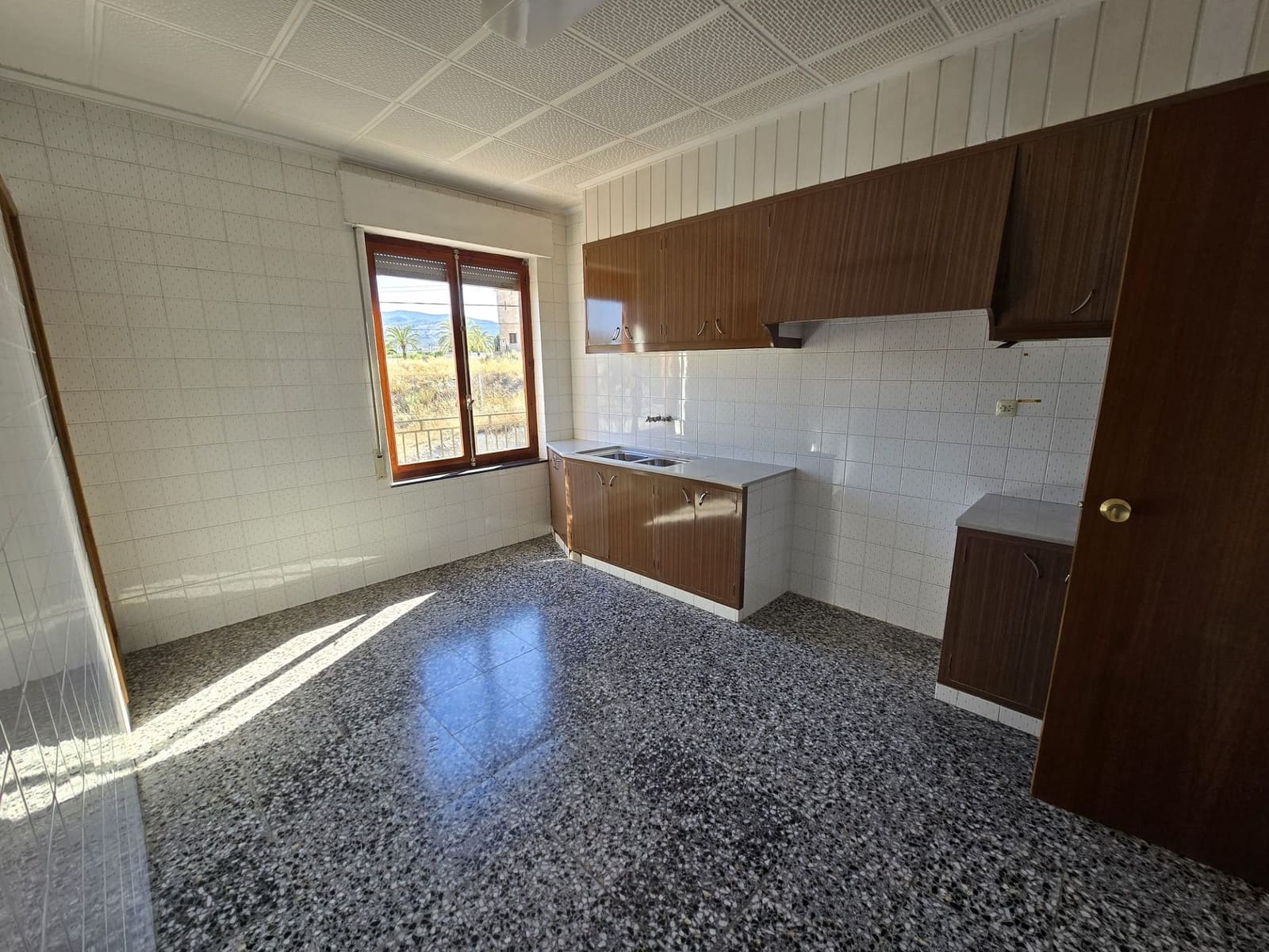 6 bedroom Villa for sale in Monovar / Monover with pool garage - € 260,000 (Ref: 9000918)