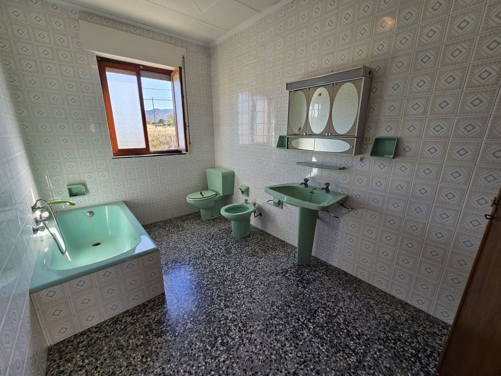 6 bedroom Villa for sale in Monovar / Monover with pool garage - € 260,000 (Ref: 9000918)