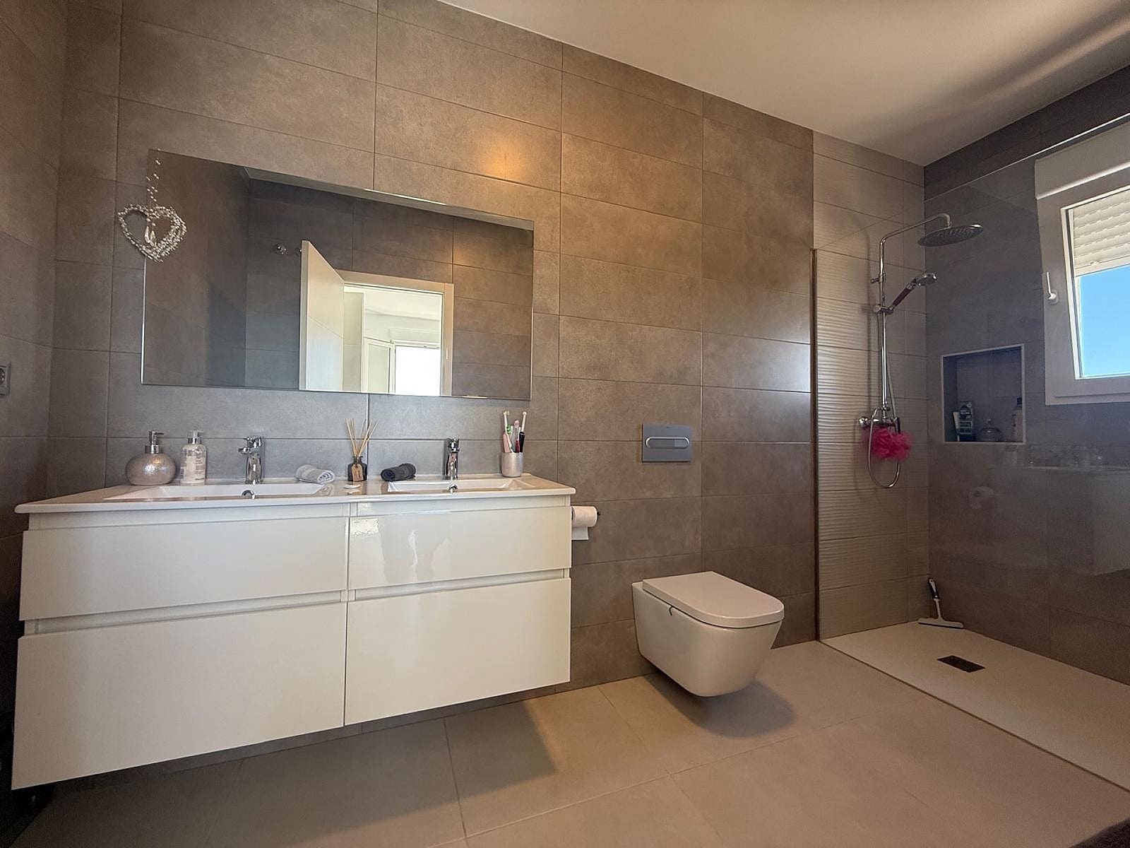 3 bedroom Villa for sale in Pinoso with pool - € 375,000 (Ref: 9133554)