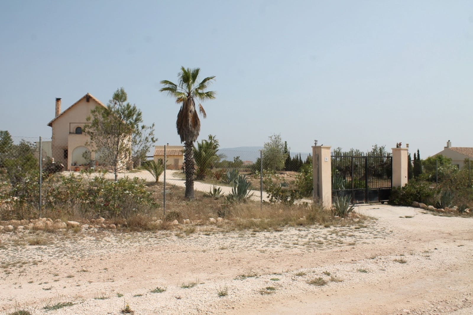 4 soveværelse Finca/Landehus til salg i Pinoso med swimmingpool garage - € 324.000 (Ref: 9156341)