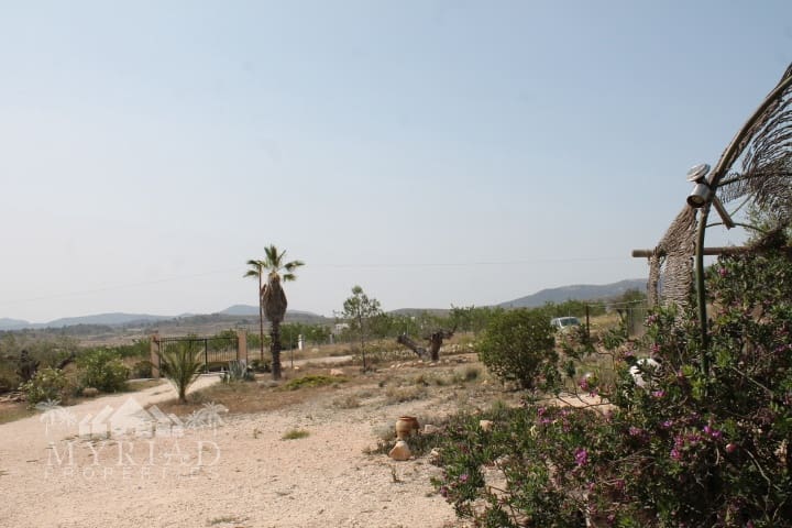 4 soveværelse Finca/Landehus til salg i Pinoso med swimmingpool - € 324.000 (Ref: 9363514)