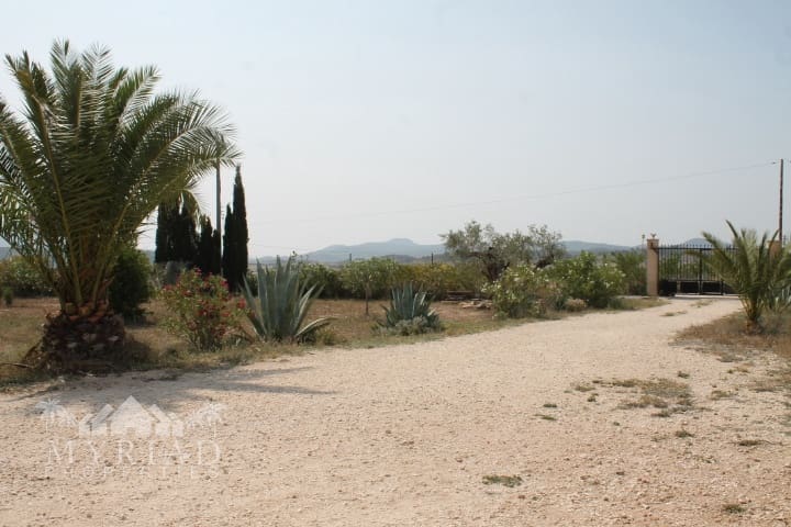 4 soveværelse Finca/Landehus til salg i Pinoso med swimmingpool - € 324.000 (Ref: 9363514)