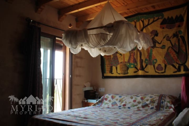 4 soveværelse Finca/Landehus til salg i Pinoso med swimmingpool - € 324.000 (Ref: 9363514)