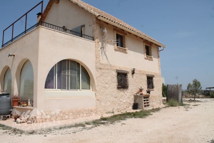 4 soveværelse Finca/Landehus til salg i Pinoso med swimmingpool - € 324.000 (Ref: 9363514)