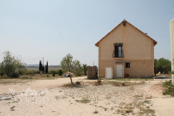 4 soveværelse Finca/Landehus til salg i Pinoso med swimmingpool - € 324.000 (Ref: 9363514)