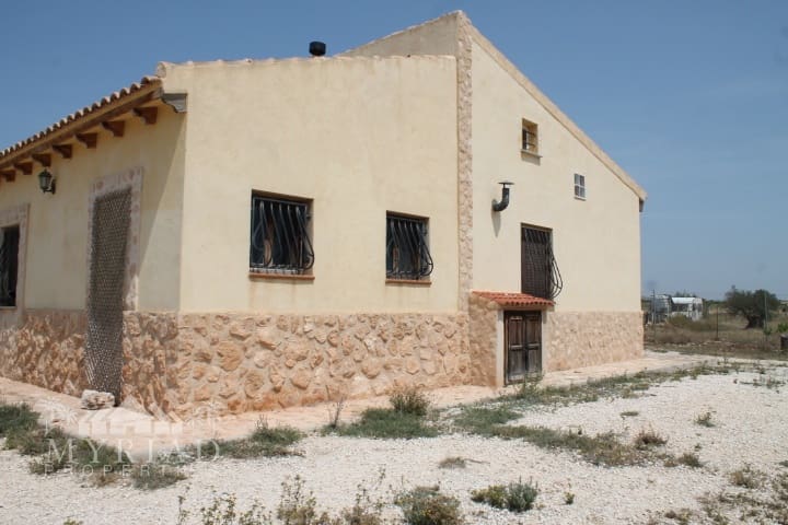 4 soveværelse Finca/Landehus til salg i Pinoso med swimmingpool - € 324.000 (Ref: 9363514)