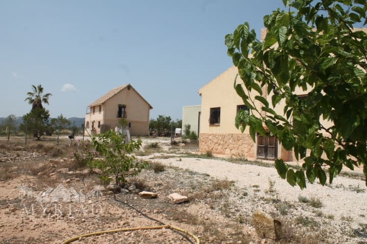 4 soveværelse Finca/Landehus til salg i Pinoso med swimmingpool - € 324.000 (Ref: 9363514)