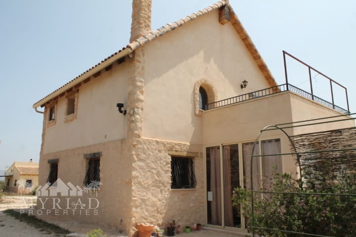 4 soveværelse Finca/Landehus til salg i Pinoso med swimmingpool - € 324.000 (Ref: 9363514)