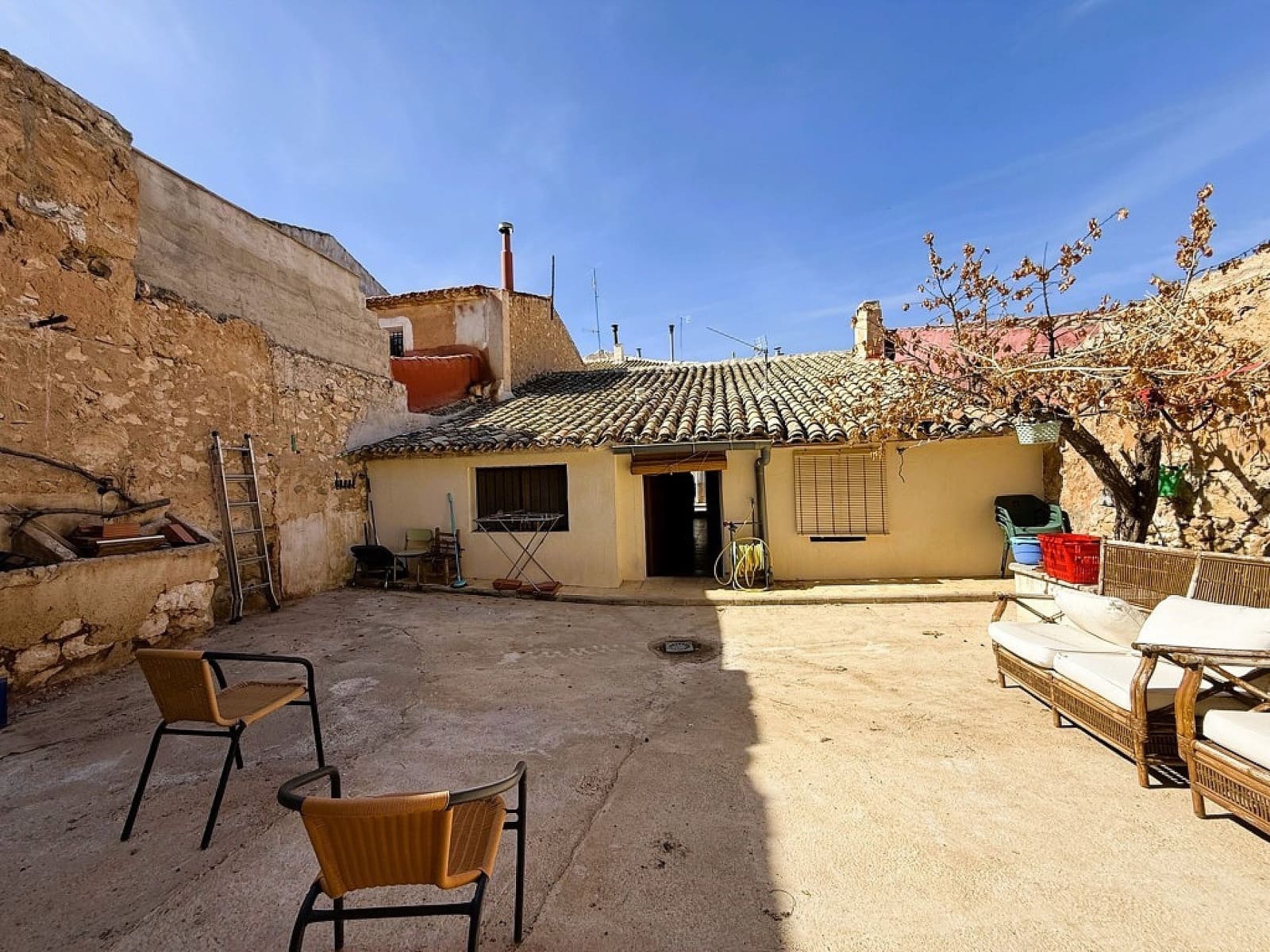 3 bedroom Townhouse for sale in Pinoso with pool - € 110,000 (Ref: 9363519)