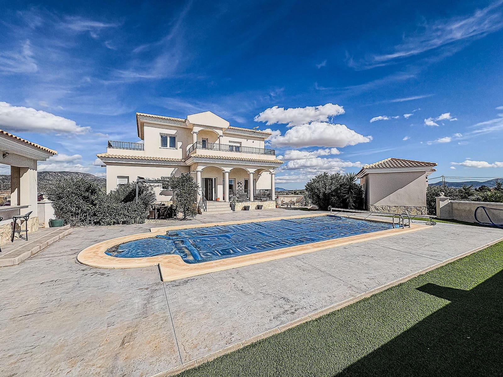 4 bedroom Villa for sale in Pinoso with pool garage - € 525,000 (Ref: 9363520)