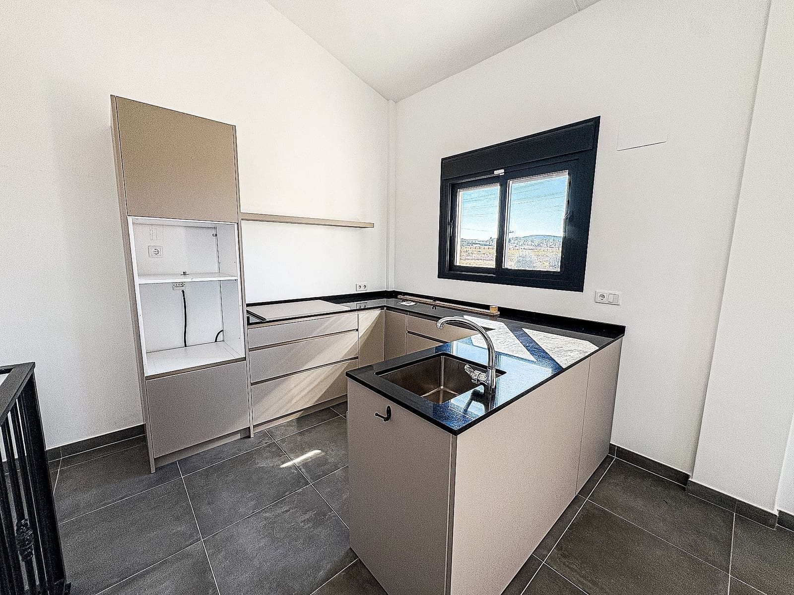 5 makuuhuone Huvila myytävänä paikassa Pinoso mukana uima-altaan - 409 995 € (Ref: 9363521)