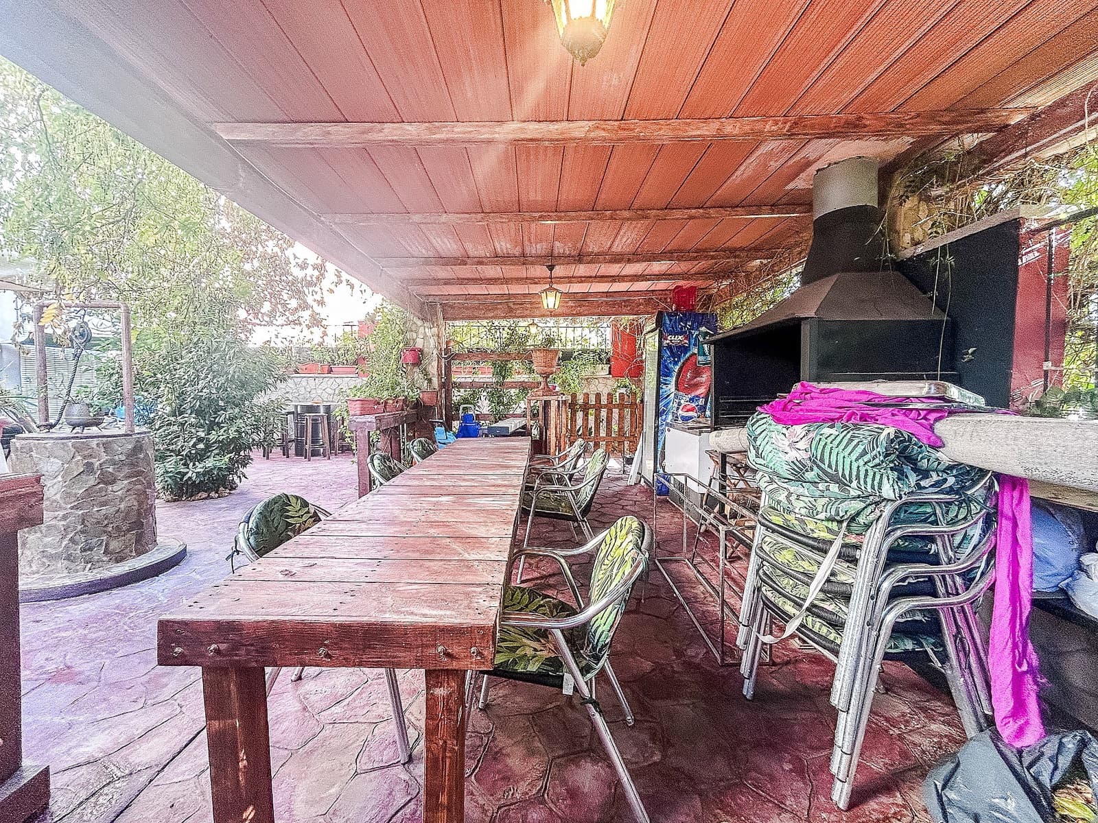 9 soveværelse Semi-Rækkehus til salg i Sax med swimmingpool garage - € 220.000 (Ref: 9371295)