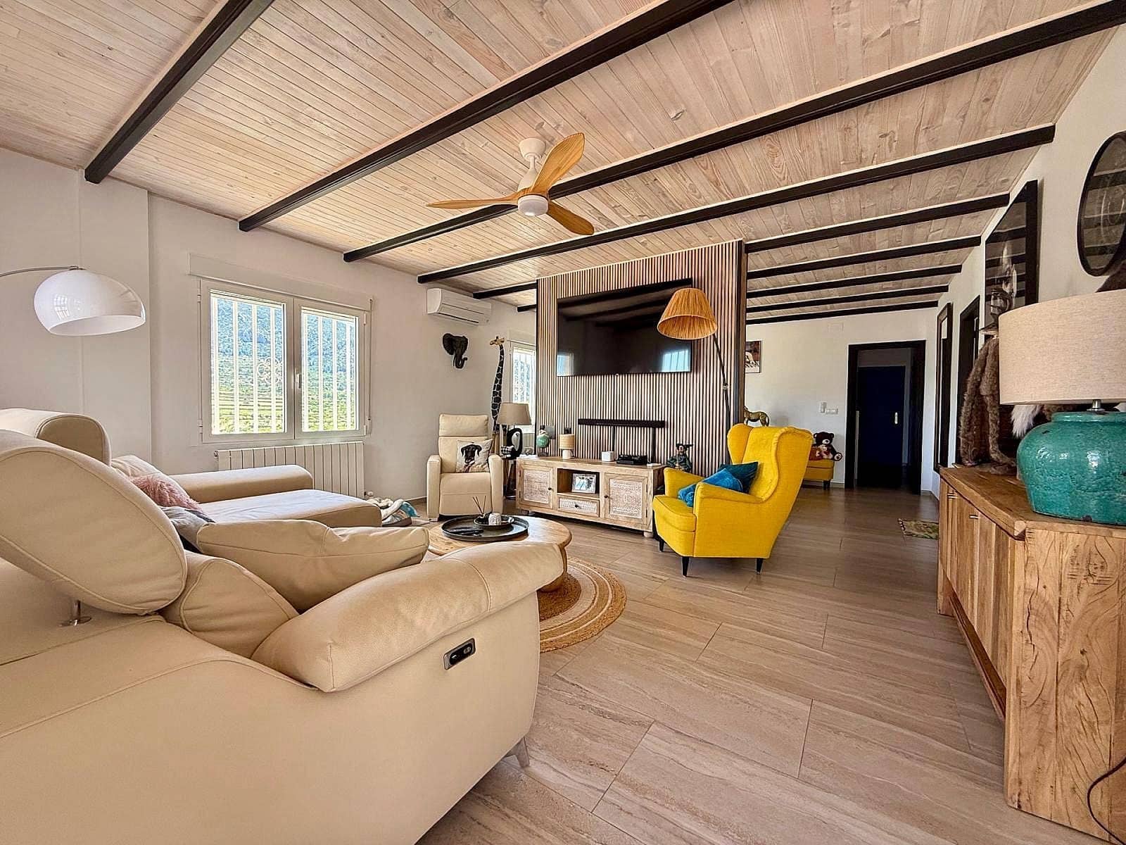 4 bedroom Villa for sale in La Romana with pool - € 369,995 (Ref: 9850185)