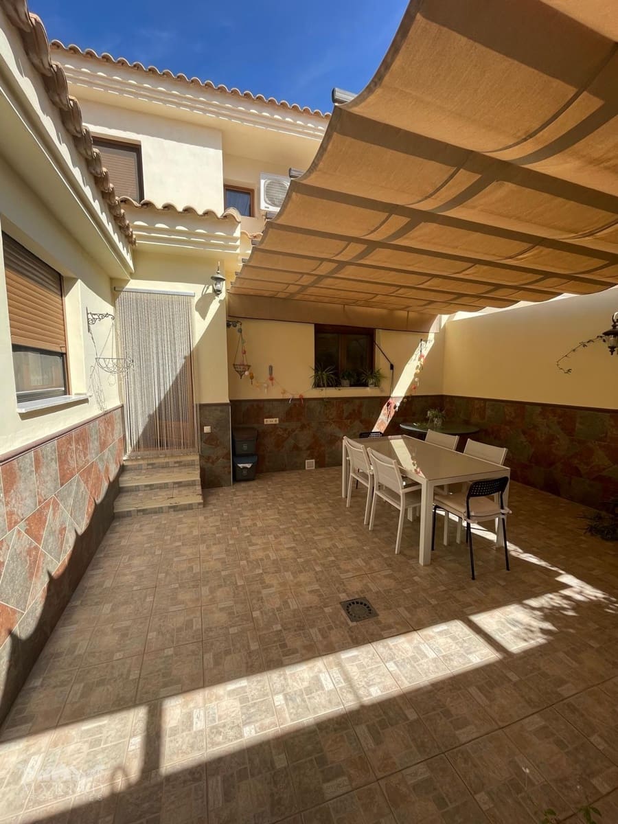 4 soveværelse Byhus til salg i Pinoso med swimmingpool - € 195.000 (Ref: 9858749)
