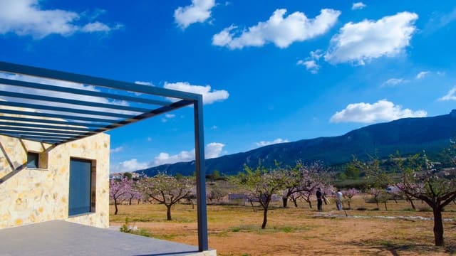 Chalet de 4 habitaciones en Hondón de las Nieves en venta con piscina - 310.924 € (Ref: 9858754)