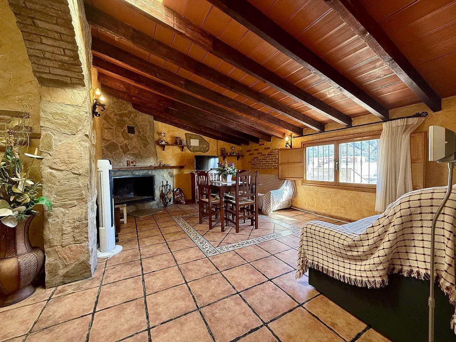 5 bedroom Apartment for sale in Pinoso with pool - € 130,000 (Ref: 9858765)