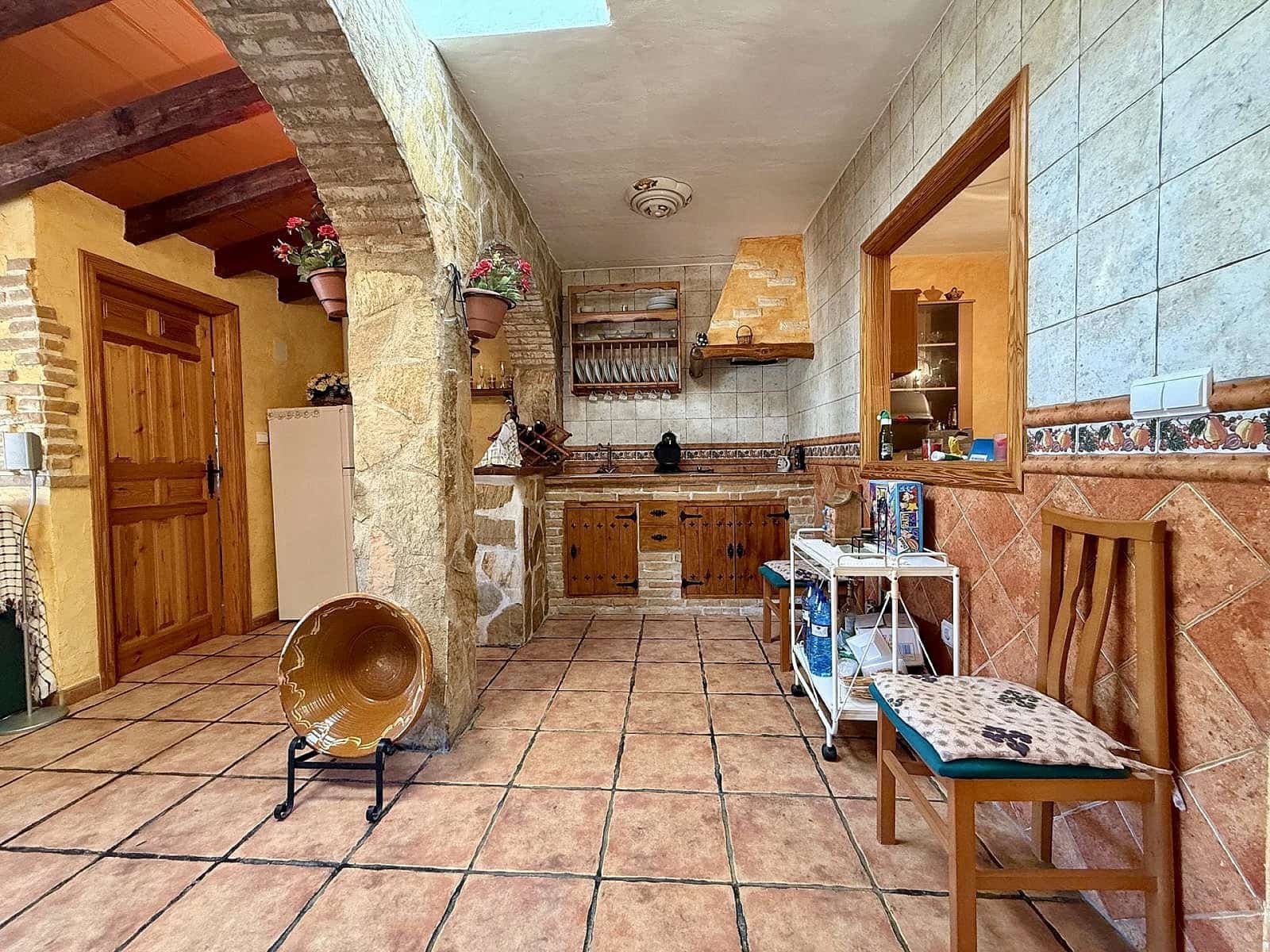 5 bedroom Apartment for sale in Pinoso with pool - € 130,000 (Ref: 9858765)