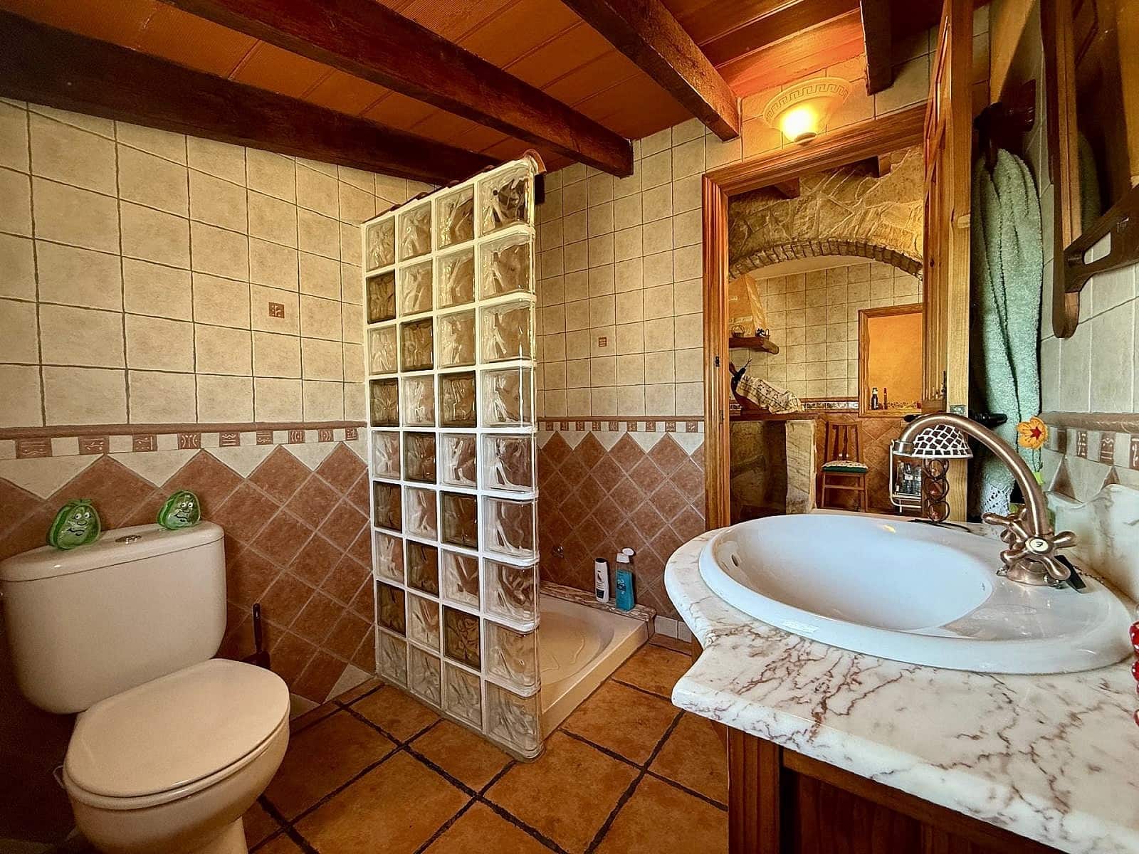 5 bedroom Apartment for sale in Pinoso with pool - € 130,000 (Ref: 9858765)