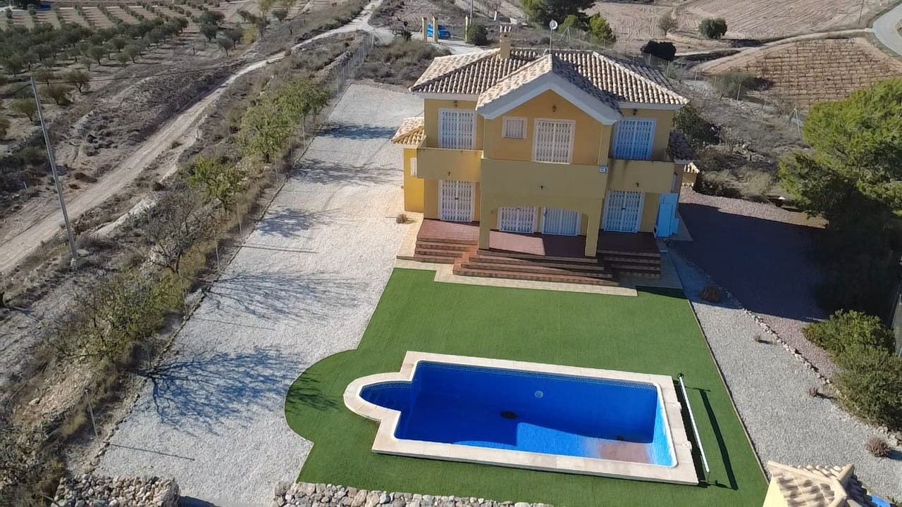 4 bedroom Villa for sale in Pinoso with pool - € 324,995 (Ref: 9858788)
