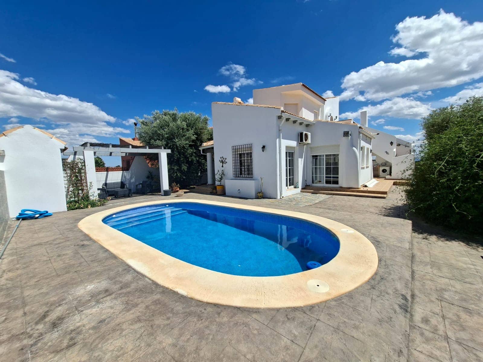 5 bedroom Villa for sale in Fortuna with pool - € 269,500 (Ref: 9858792)