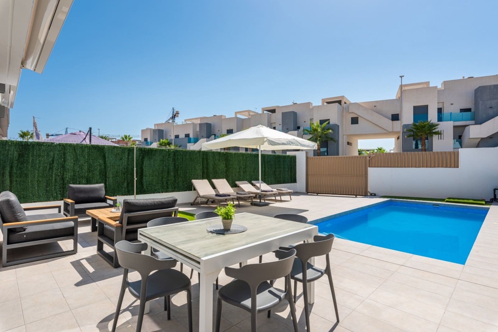 Chalet de 3 habitaciones en El Raso en venta con piscina - 445.000 € (Ref: 9858796)