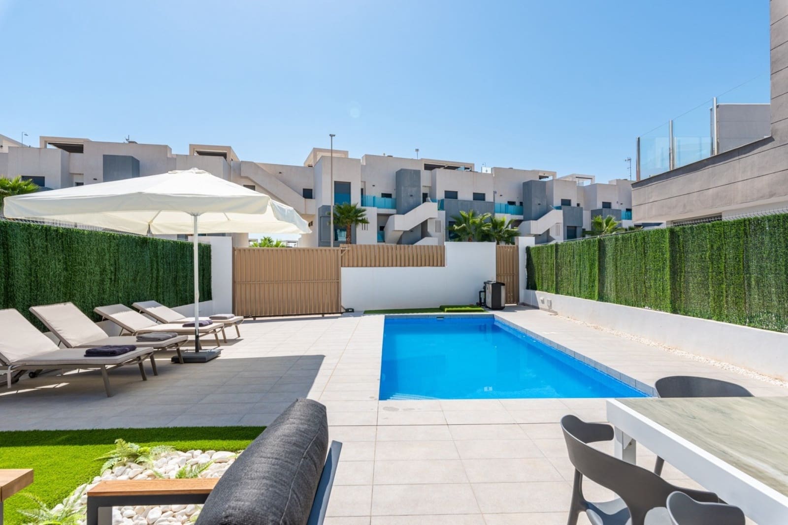 Chalet de 3 habitaciones en El Raso en venta con piscina - 445.000 € (Ref: 9858796)