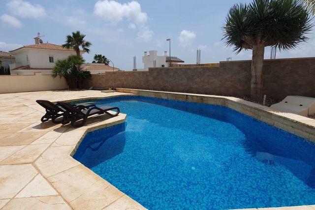 4 quarto Moradia para venda em Ciudad Quesada, Rojales com piscina - 470 000 € (Ref: 9858797)