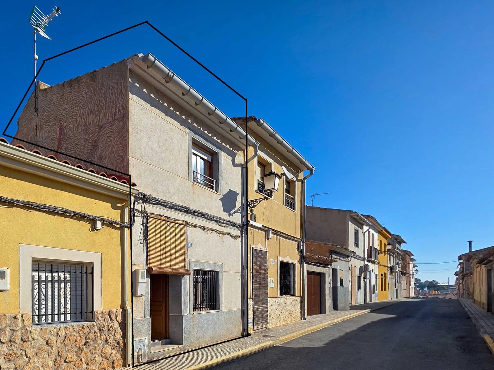 3 bedroom Townhouse for sale in Pinoso with pool - € 89,950 (Ref: 9858810)
