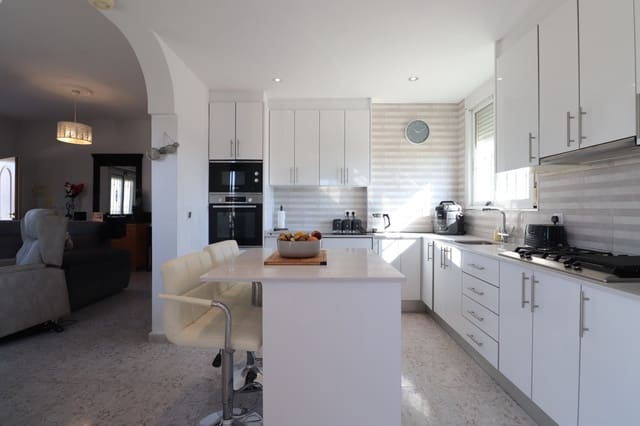 3 soveværelse Villa til salg i Callosa de Segura med swimmingpool garage - € 350.000 (Ref: 10082007)