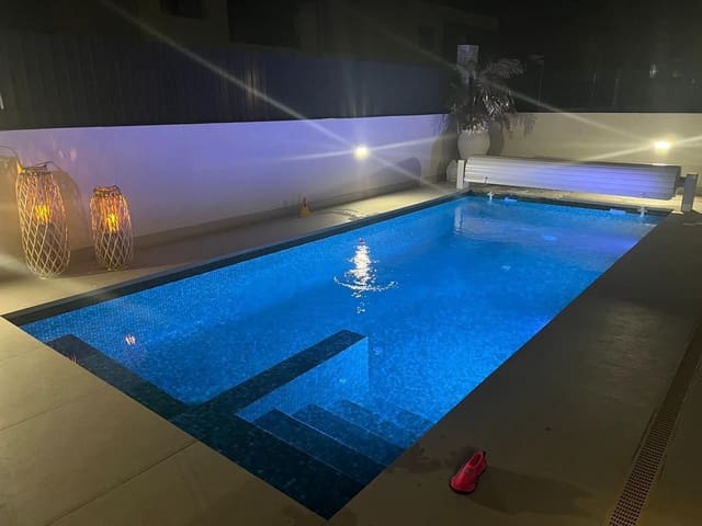 5 makuuhuone Huvila myytävänä paikassa Algorfa mukana uima-altaan 
autotalli - 575 000 € (Ref: 8971328)