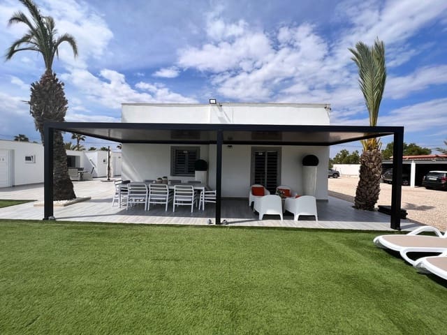 Chalet de 3 habitaciones en La Marina, Elche / Elx en venta con piscina - 425.000 € (Ref: 8990100)