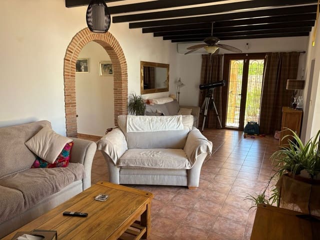 5 bedroom Villa for sale in Jacarilla with pool - € 595,000 (Ref: 9000765)