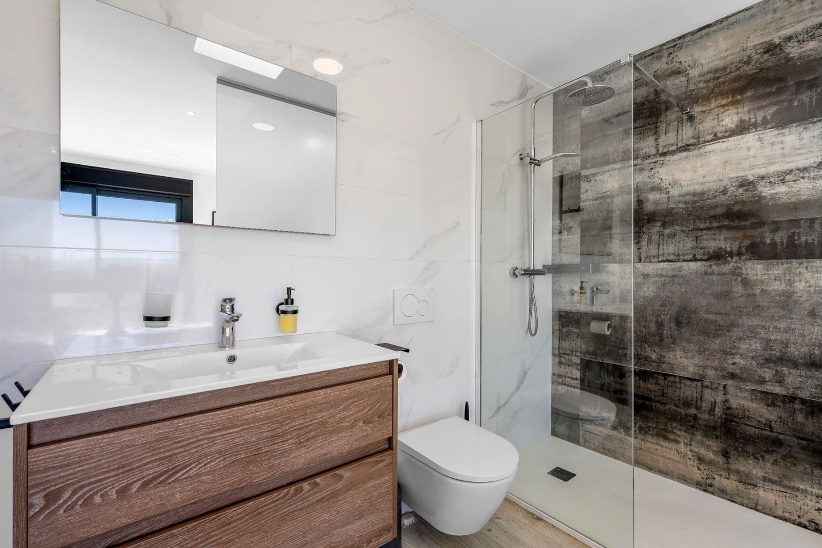 4 makuuhuone Huvila myytävänä paikassa Los Alcazares mukana uima-altaan 
autotalli - 649 000 € (Ref: 9383873)