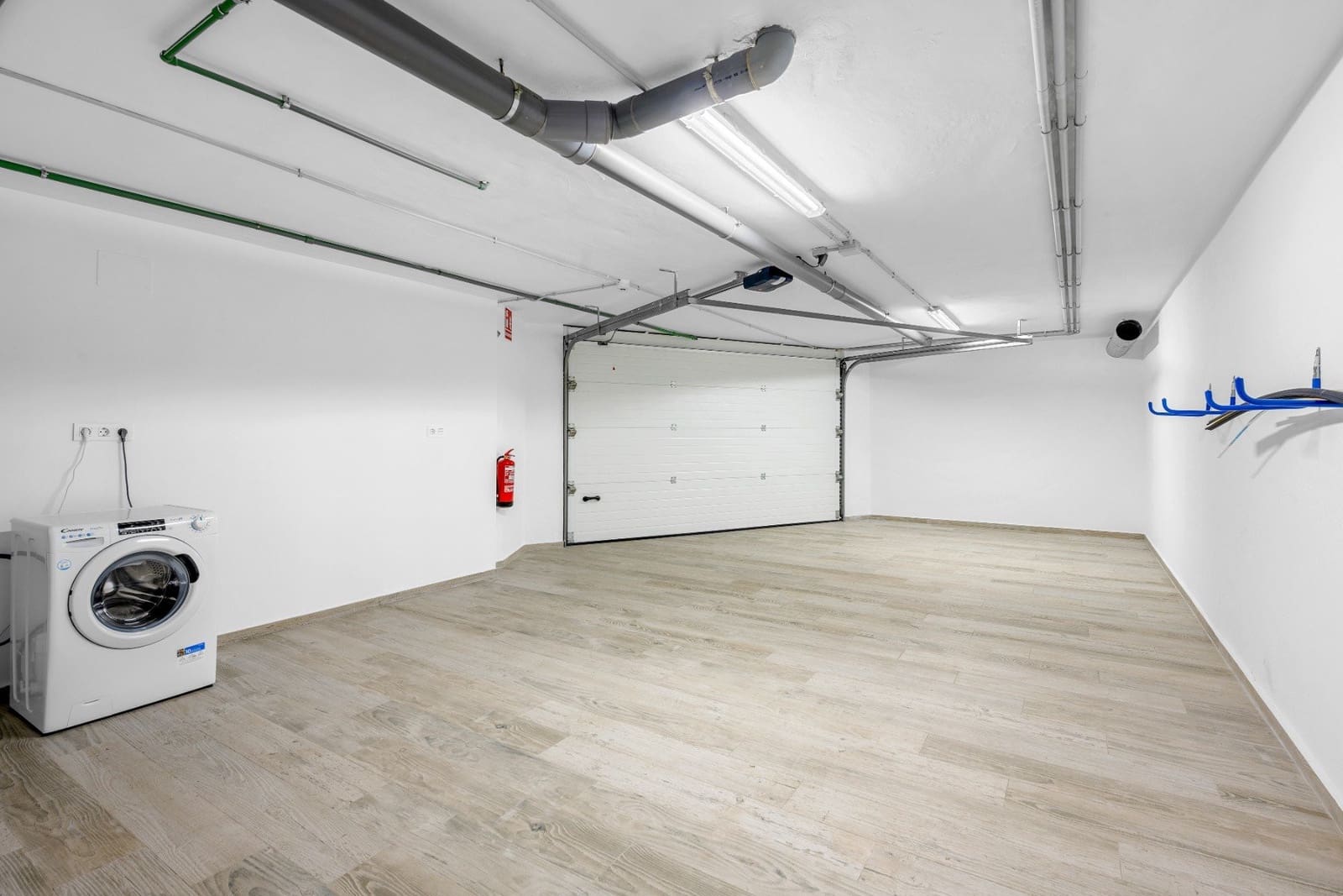 4 makuuhuone Huvila myytävänä paikassa Los Alcazares mukana uima-altaan 
autotalli - 649 000 € (Ref: 9383873)