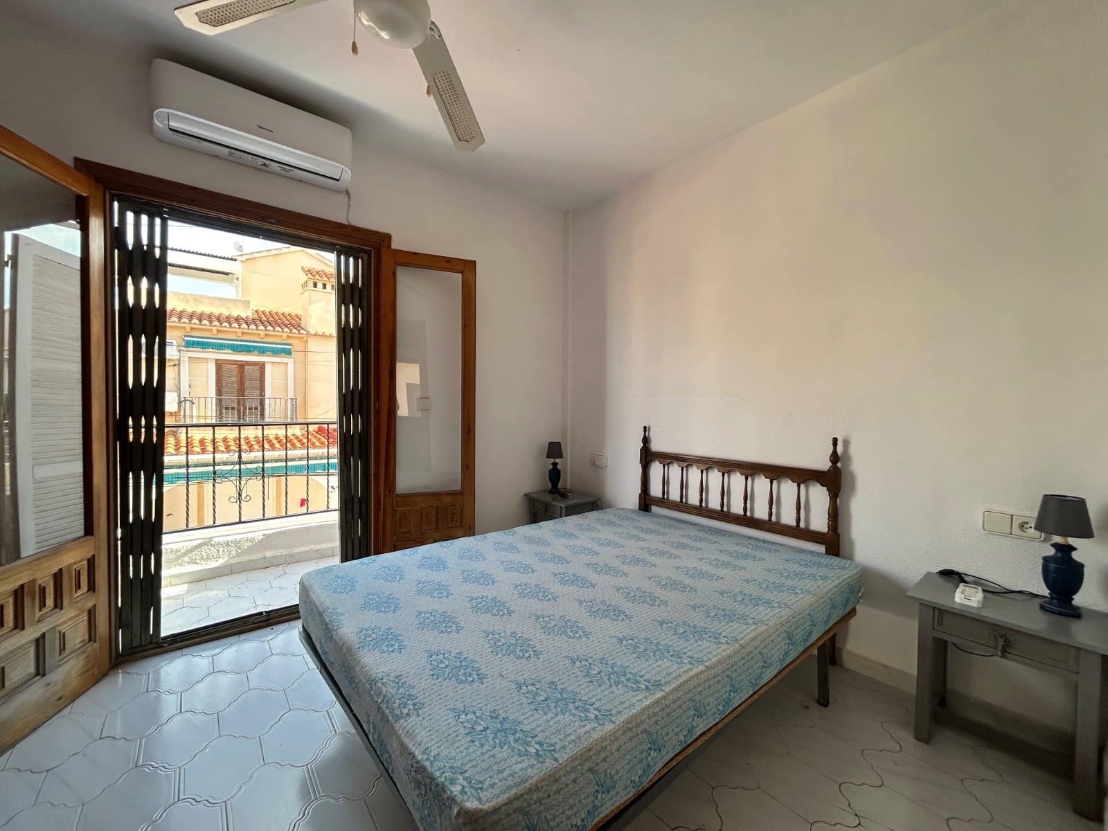 2 makuuhuone Omakotitalo myytävänä paikassa Torrevieja mukana uima-altaan - 149 999 € (Ref: 9450878)