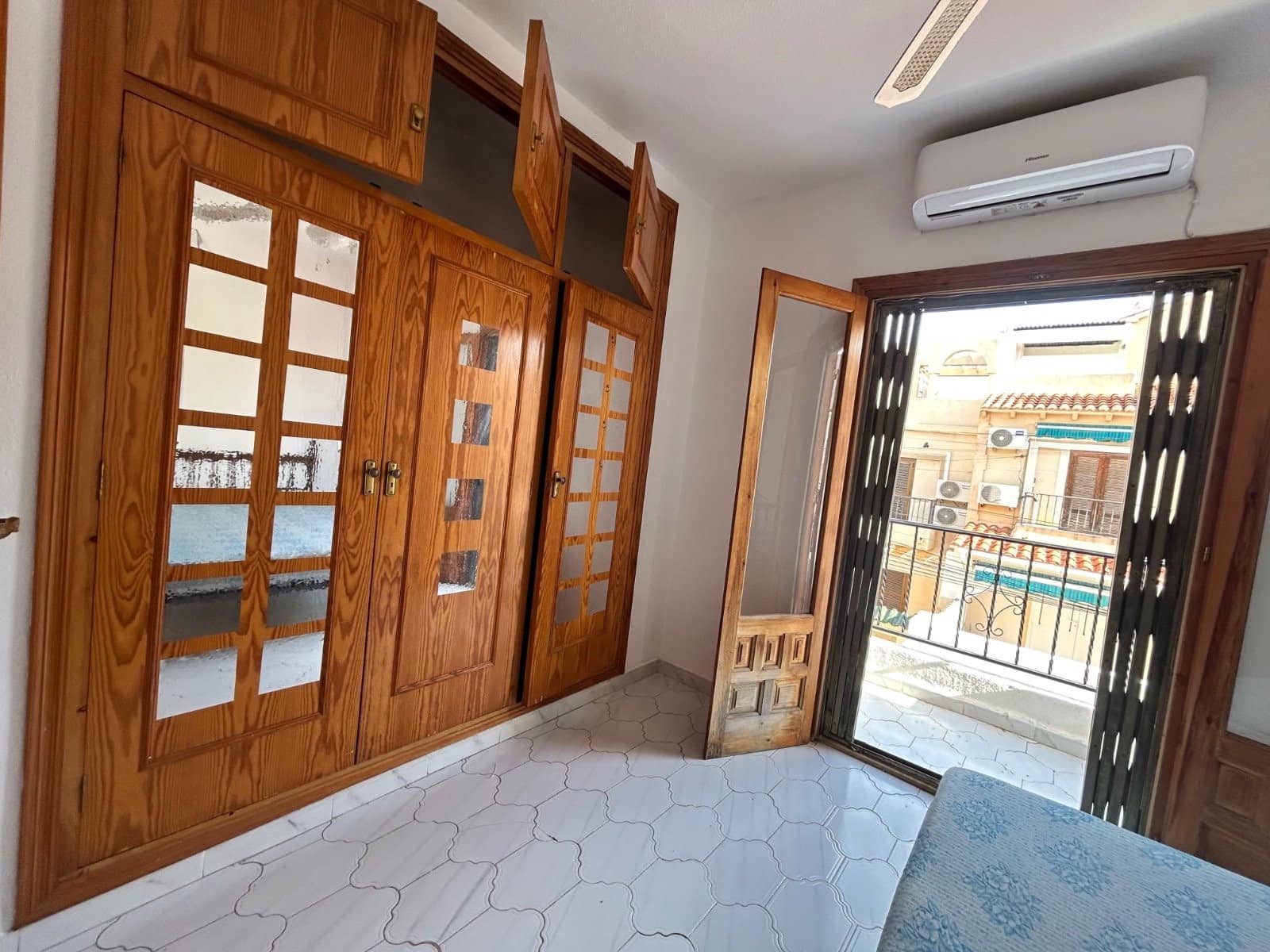 2 makuuhuone Omakotitalo myytävänä paikassa Torrevieja mukana uima-altaan - 149 999 € (Ref: 9450878)