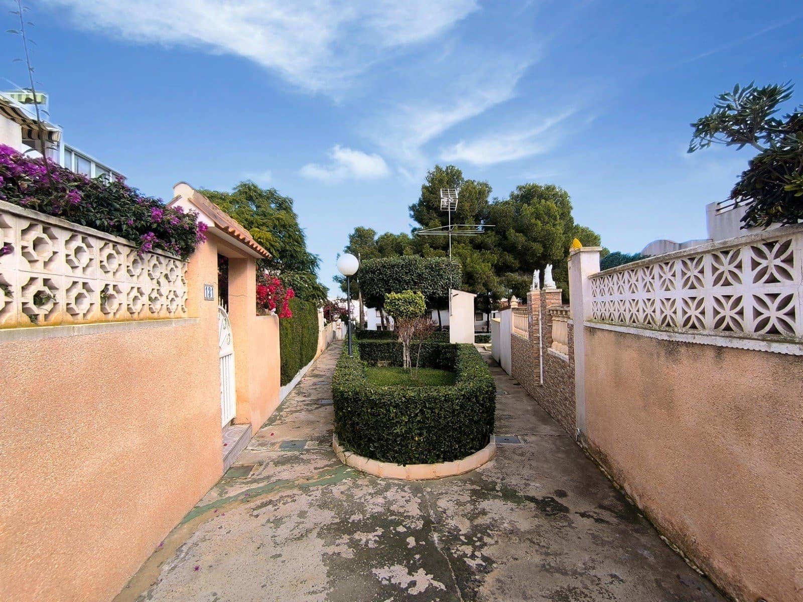 3 soverom Hus til salgs i Torrevieja med svømmebasseng - € 149 000 (Ref: 9486855)