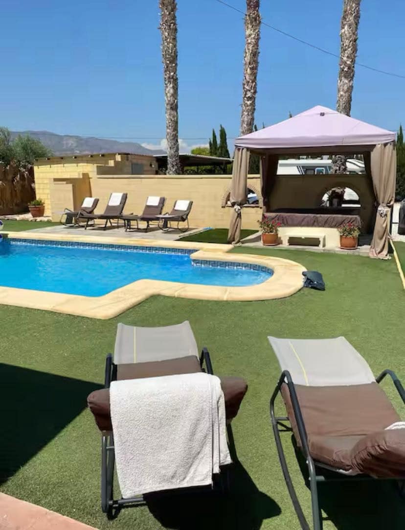 5 makuuhuone Huvila myytävänä paikassa Albatera mukana uima-altaan - 399 950 € (Ref: 9487148)