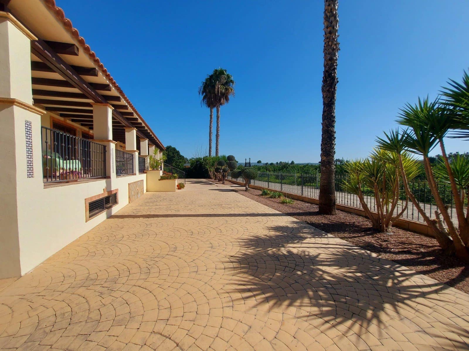 4 bedroom Villa for sale in Bigastro with pool garage - € 595,000 (Ref: 9503090)